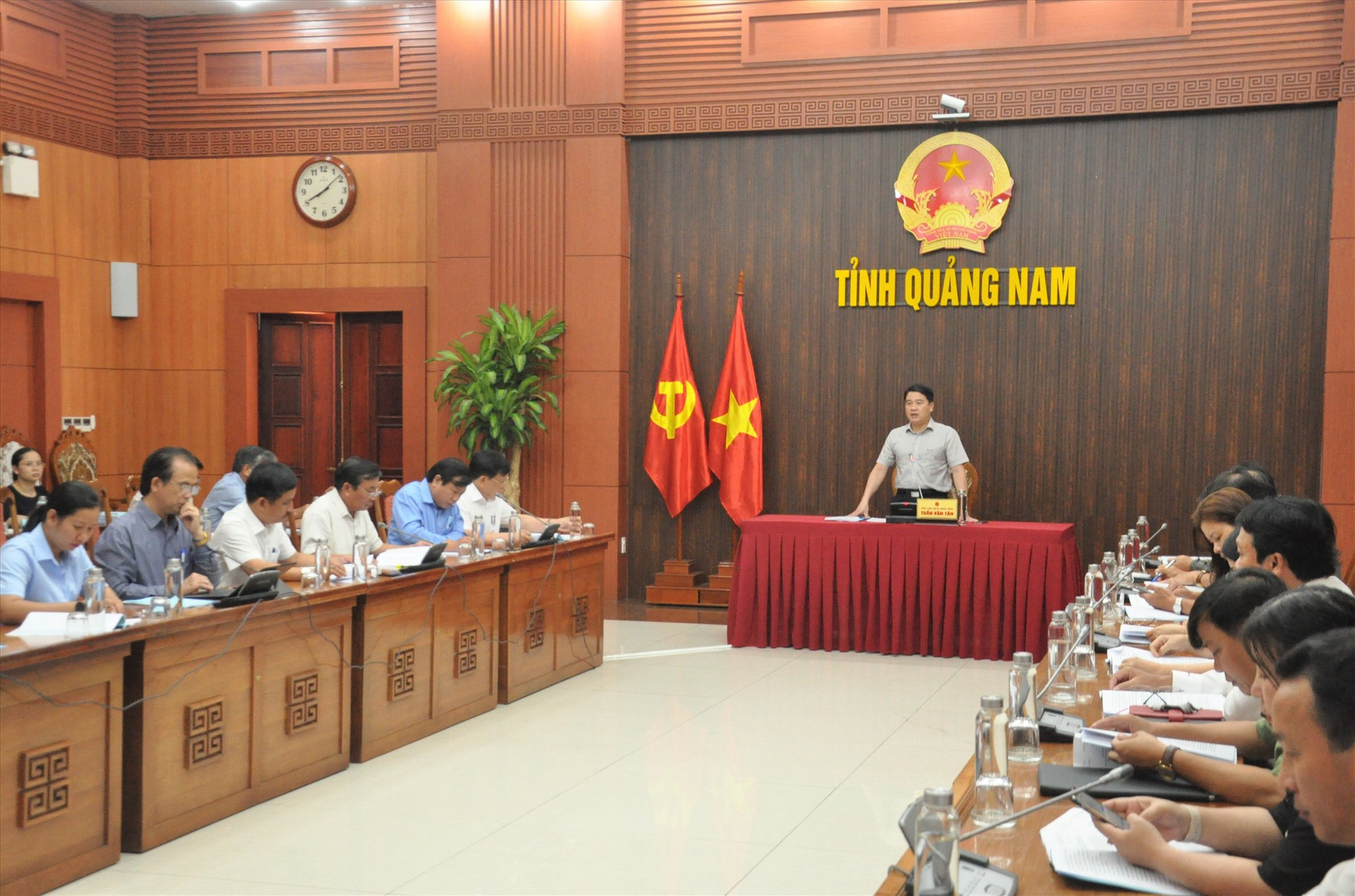 Phó Chủ tịch UBND tỉnh Trần Văn Tân đề nghị các sở, ban, ngành, địa phương tiếp tục rà soát các công việc để tổ chức kỳ thi an toàn, nghiêm túc. Ảnh: X.P