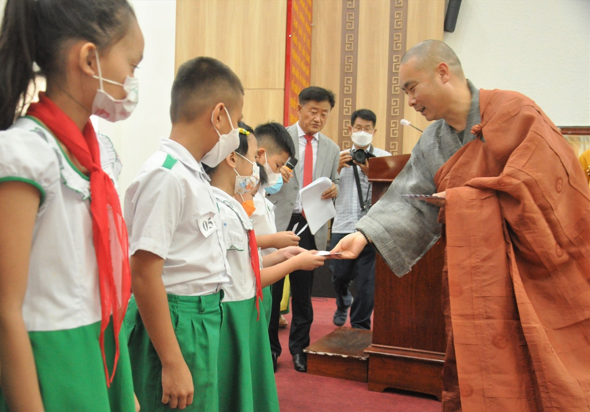 Sư thầy Làng Hoa Sen quốc tế Hàn Quốc trao học bổng cho học sinh. Ảnh: X.P