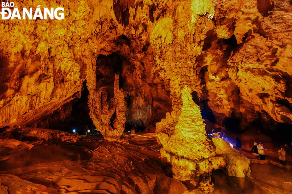 Nước chảy mang theo khoáng chất tạo thành các thạch nhũ, măng đá bên trong động, hình thành những hình thù rất sinh động.