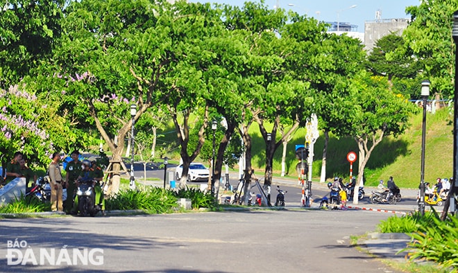 Để vận hành nâng hạ nhịp, lực lượng chức năng tổ chức canh gác 2 đầu cầu. Ảnh: THÀNH LÂN