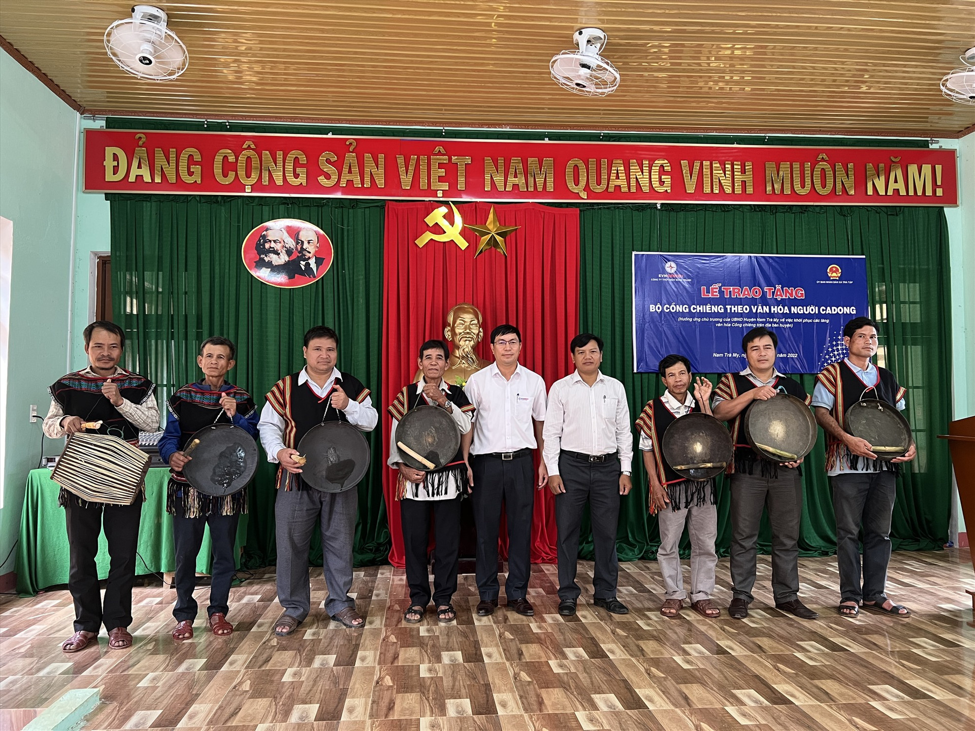 Công ty Thủy điện Sông Tranh tổ chức trao tặng bộ cồng chiêng cho người dân xã Trà Tập