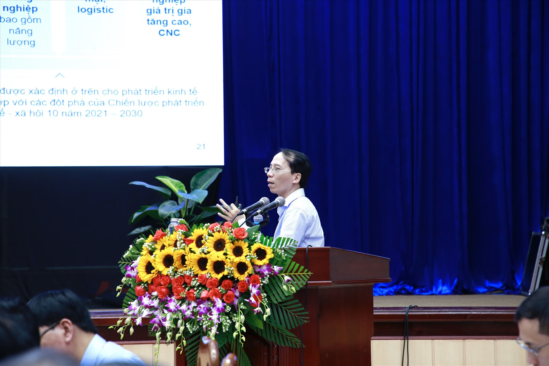 Đại diện liên danh tư vấn quy hoạch Quảng Nam trình bày tại phiên hội thảo sáng 4.6. Ảnh: P.C.T