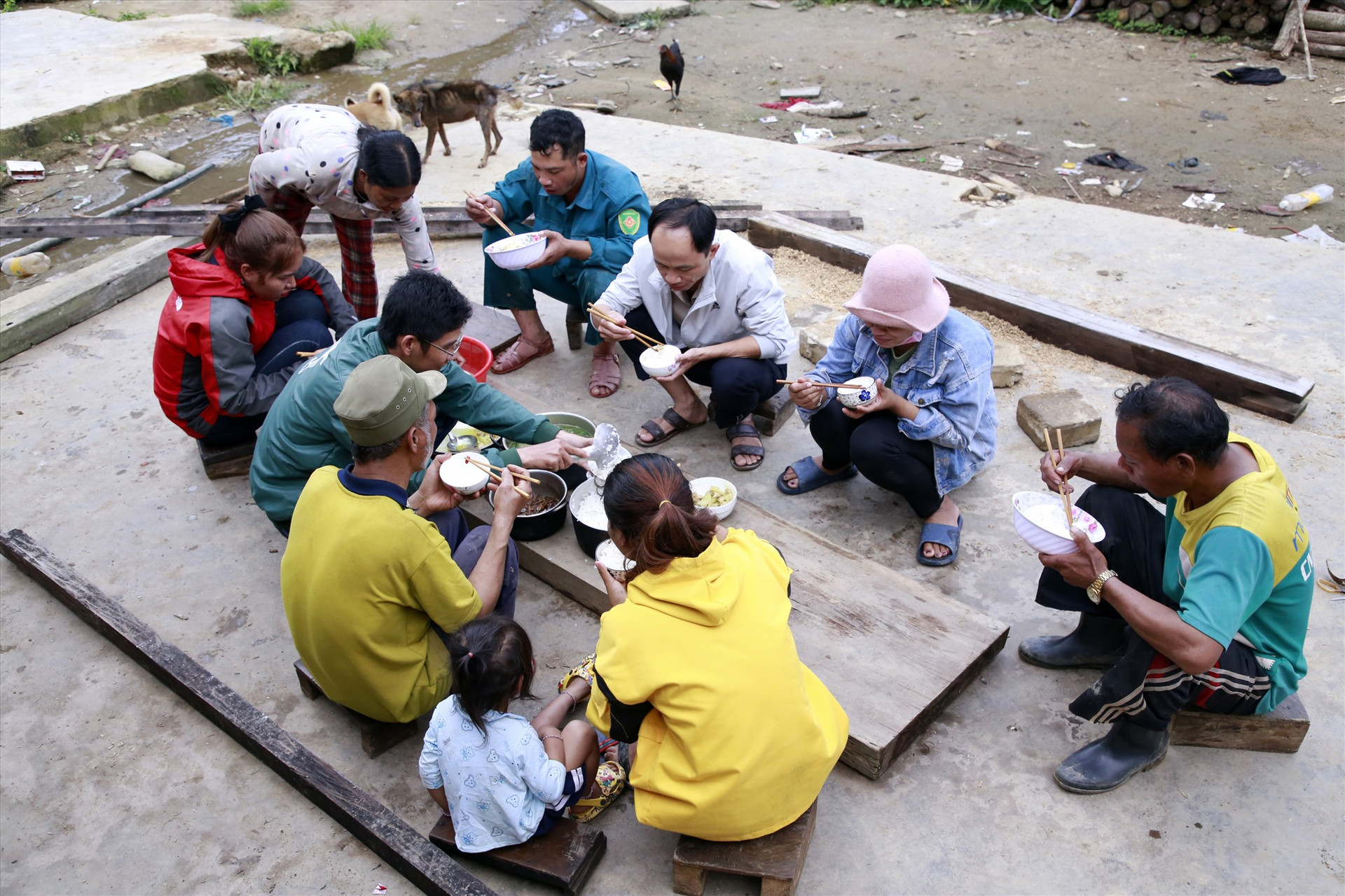 Bữa cơm vội của ông Lưu Huyền Thoại - Chủ tịch xã Phước Lộc cùng bà con di dời nhà cửa sang nơi ở mới vào cuối năm 2021. Ảnh: T.C