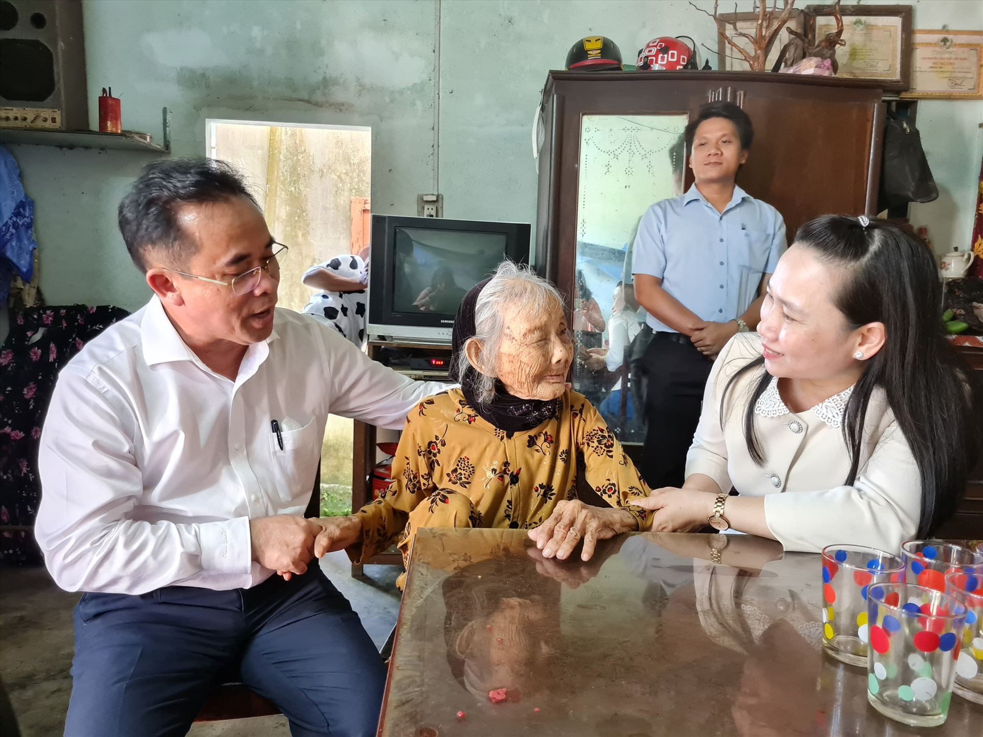 Phó Chủ tịch UBND tỉnh Trần Anh Tuấn mừng thọ các cụ tròn 90 tuổi tại huyện Bắc Trà My. Ảnh: D.L