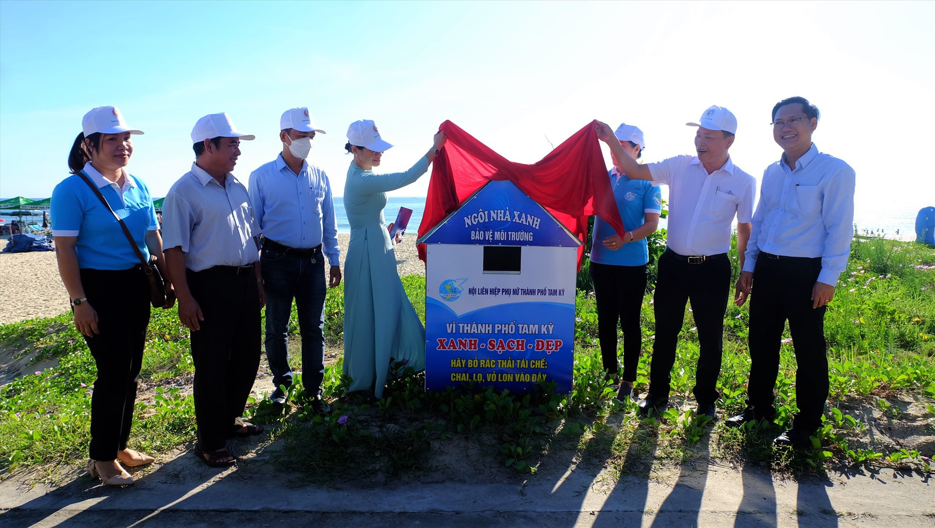 Mô hình Ngôi nhà xanh - bảo vệ môi trường được đặt tại bãi biển Hạ Thanh và những nơi công cộng. Ảnh: M.L