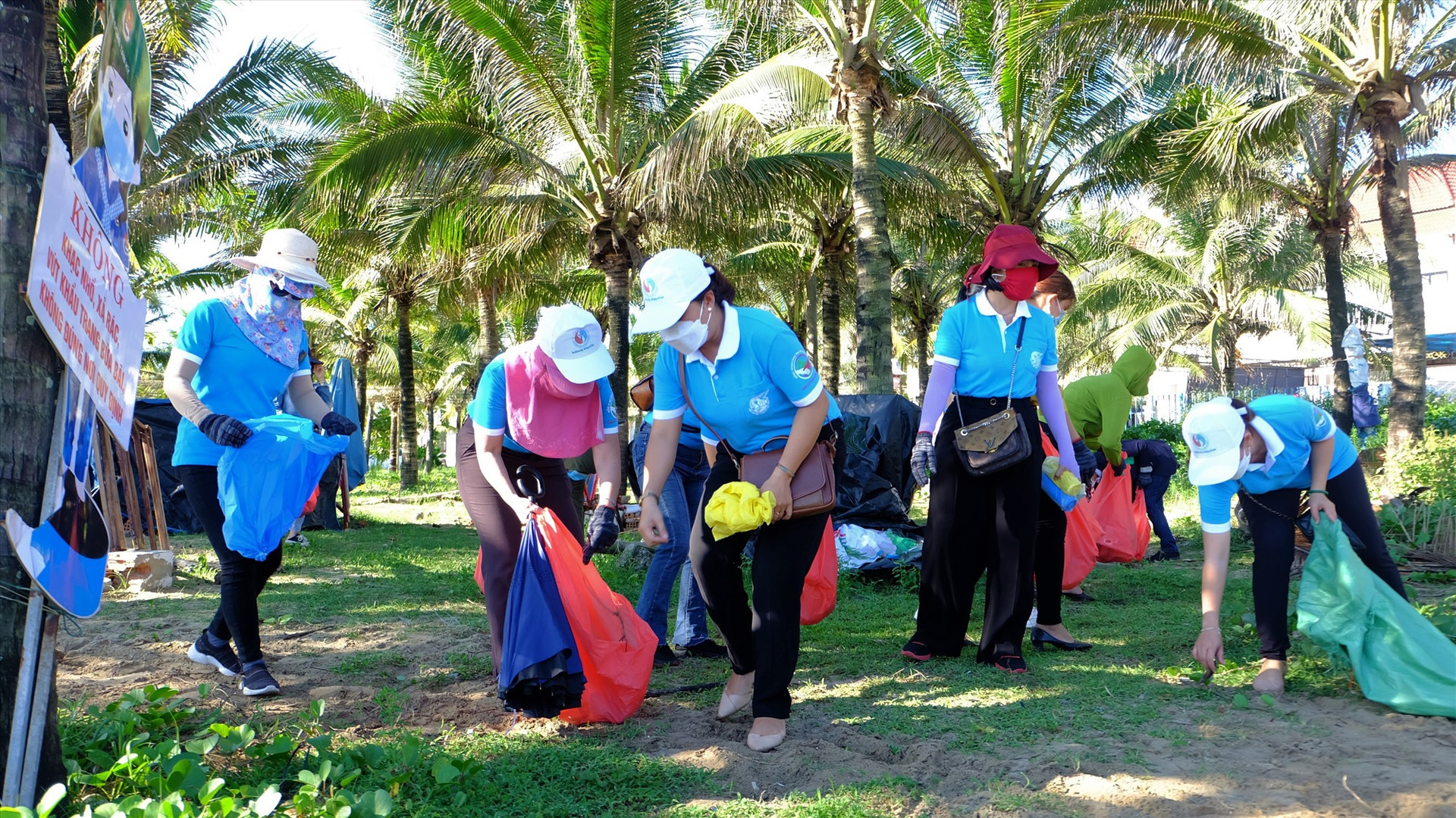 Hội viên phụ nữ dọn vệ sinh khu vực bãi biển Hạ Thanh. Ảnh: M.L