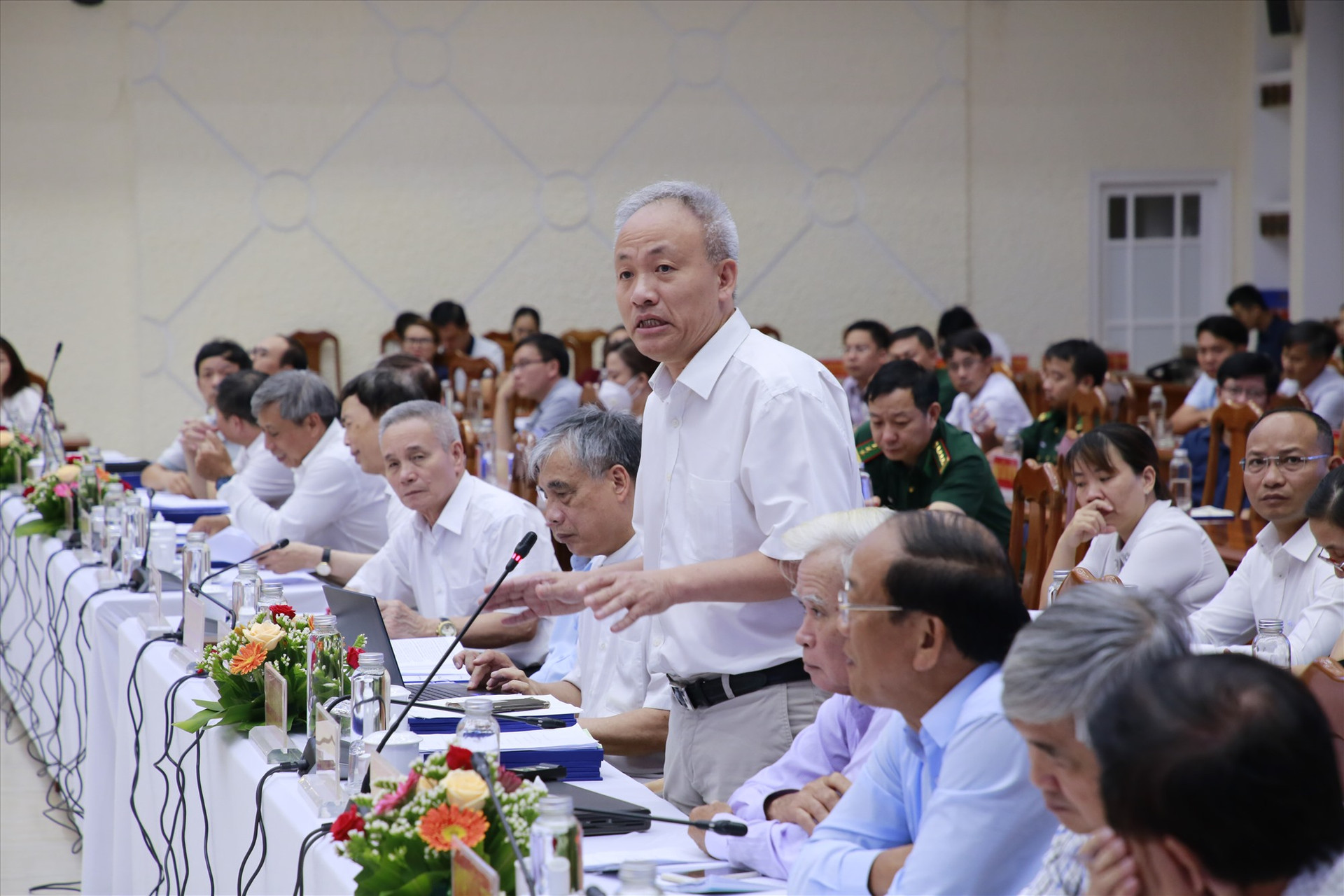 Giáo sư Nguyễn Quốc Sỹ phát biểu tại phiên thảo luận chuyên đề về phát triển công nghiệp trong hội nghị góp ý báo cáo giữa kỳ quy hoạch tỉnh chiều nay, 3.6. Ảnh: T.C