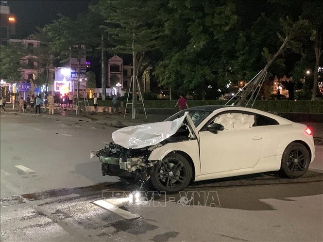 Chiếc xe gây tại nạn bị móp méo tại hiện trường. Ảnh: TTXVN phát