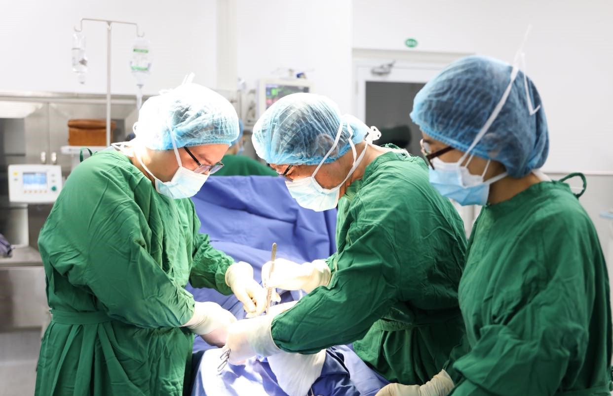 Ê kíp bác sĩ Bệnh viện Đa khoa Gia Đình phẫu thuật cho cụ bà C (90 tuổi) bị gãy chân