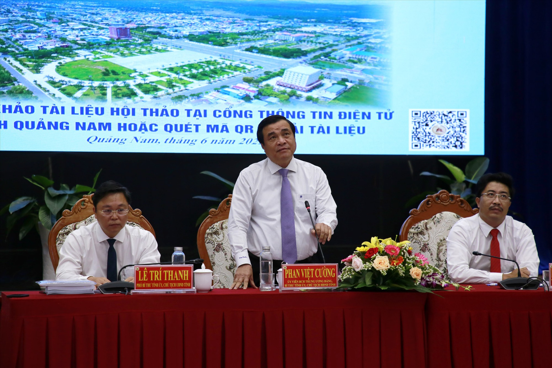 Bí thư Tỉnh ủy Phan Việt Cường đề nghị chuẩn xác số liệu, sớm hoàn thiện đồ án quy hoạch trình HĐND tỉnh vào cuối năm 2022. Ảnh: C.T