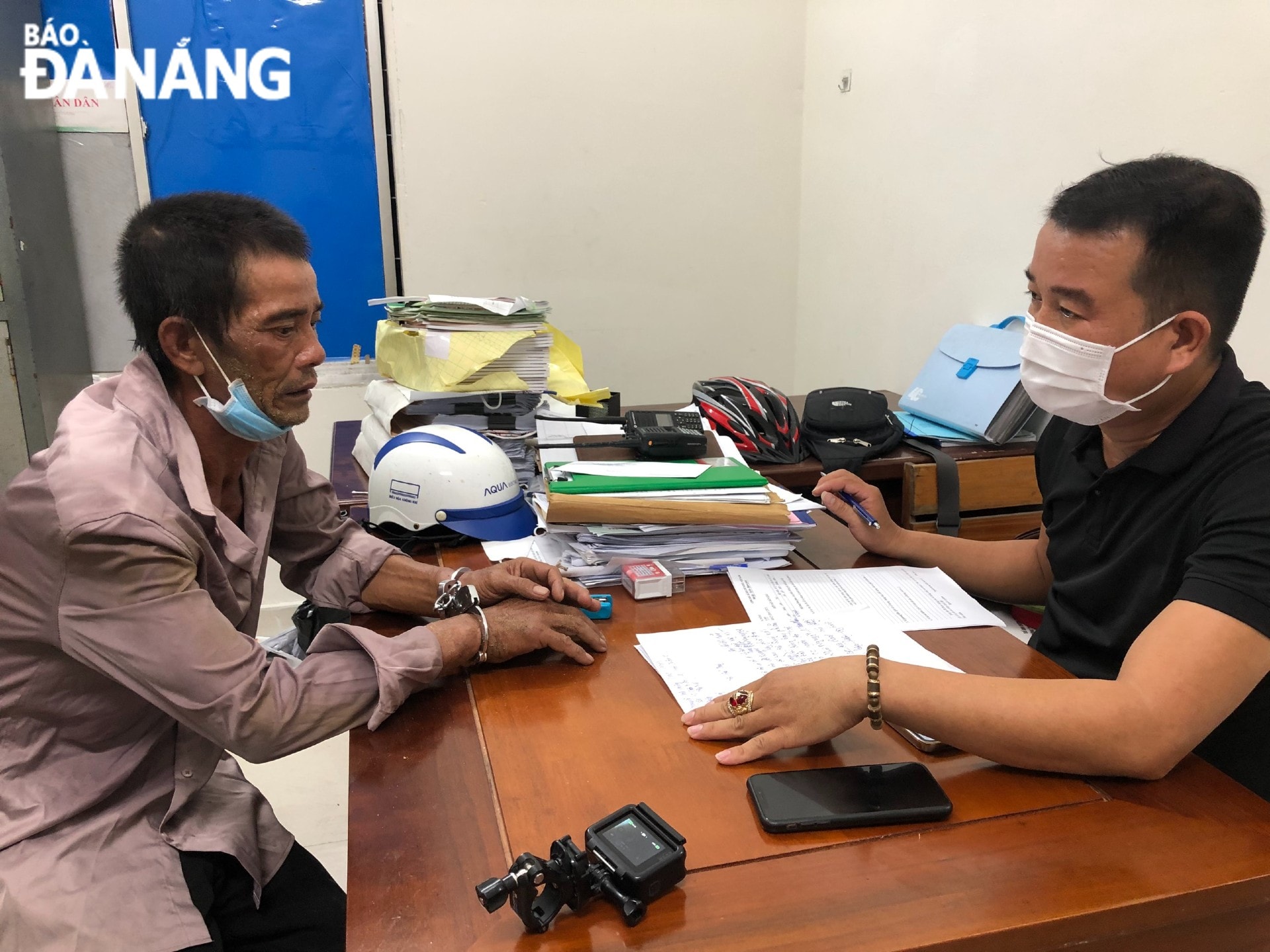 Đối tượng Nguyễn Văn Hoàng (trái). Ảnh: HOÀNG BÌNH