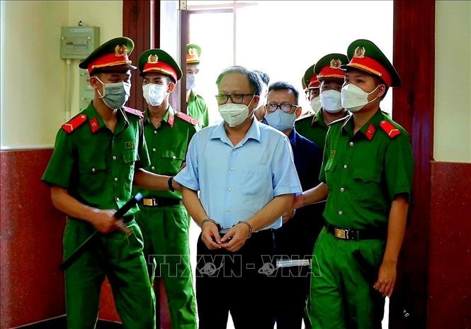 Dẫn giải bị cáo Tất Thành Cang tới phiên tòa ngày 6/6. Ảnh: Thành Chung/TTXVN