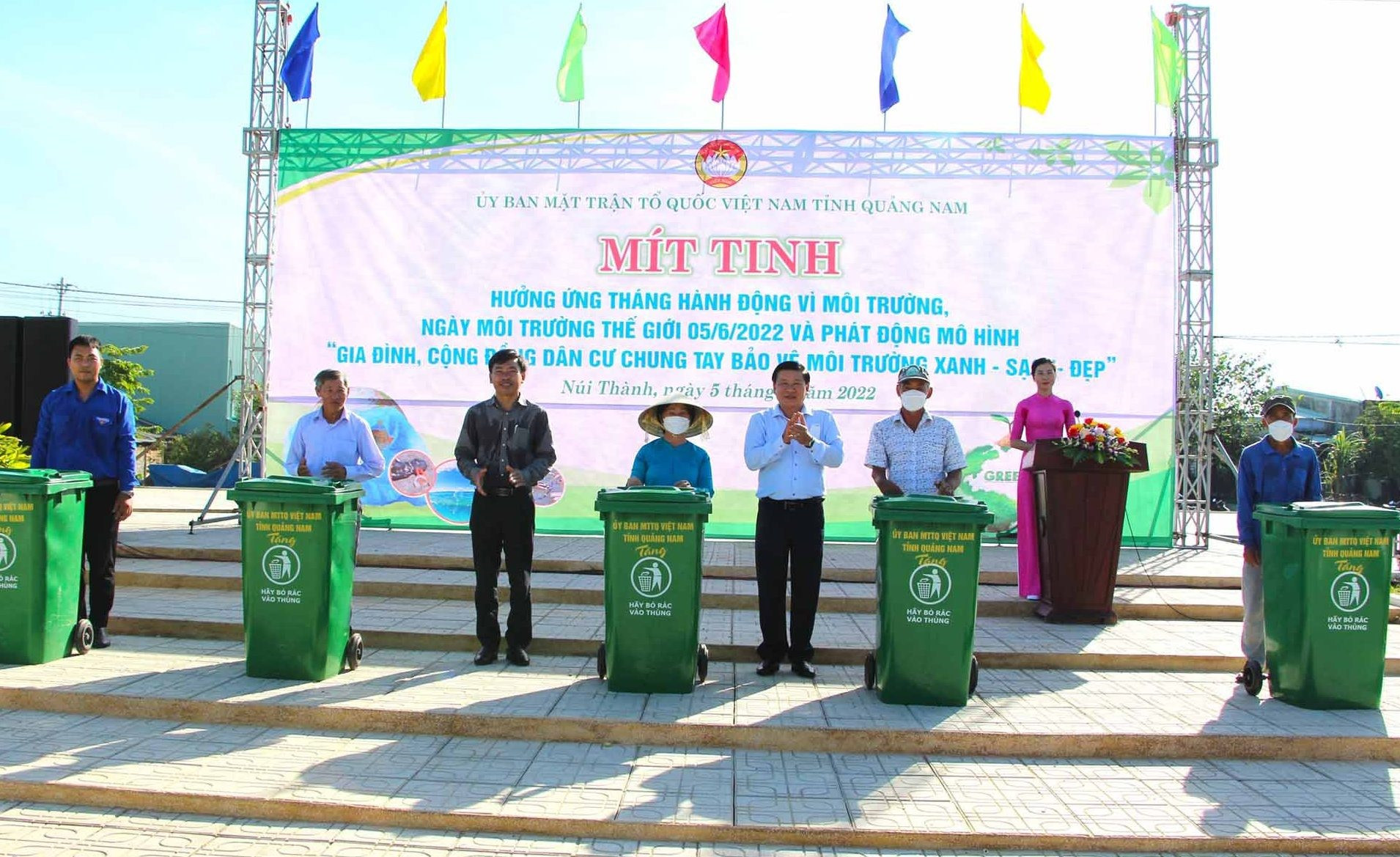 Ủy ban MTTQ Việt Nam tỉnh trao tặng thùng rác cho các hộ gia đình tại thôn Vĩnh Đại (xã Tam Hiệp, huyện Núi Thành). Ảnh: V.A