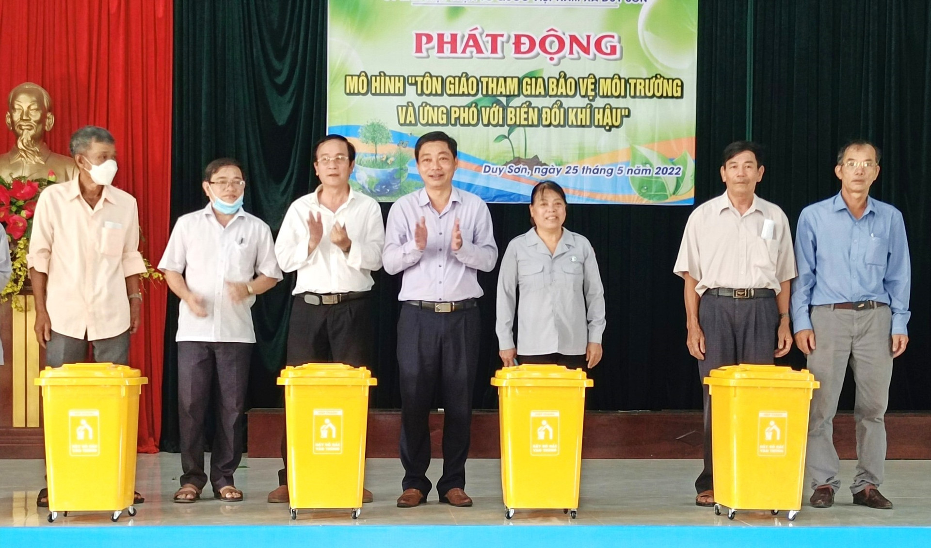 Ủy ban MTTQ Việt Nam huyện Duy Xuyên tặng thùng rác cho đại diện các cơ sở tôn giáo. Ảnh: Mặt trân huyện Duy Xuyên