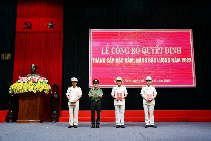Thiếu tướng Nguyễn Đức Dũng, Giám đốc Công an tỉnh trao Quyết định của Bộ trưởng Bộ Công an thăng cấp bậc hàm, nâng bậc lương Đại tá, Thượng tá cho các đồng chí lãnh đạo Công an tỉnh.