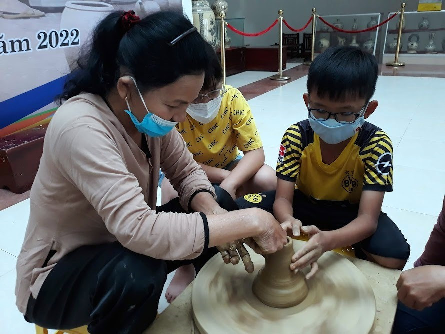Trẻ em trải nghiệm làm gốm tại Bảo tàng Quảng Nam (ảnh minh họa). Ảnh: C.N
