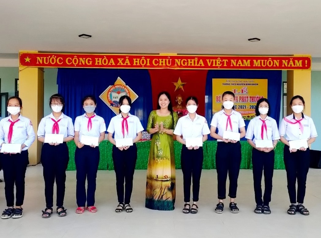 Khen thưởng các em học sinh đạt thành tích cao trong học tập. Ảnh: N.T