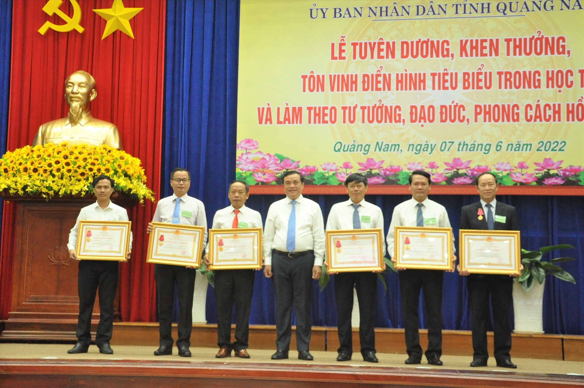 Bí thư Tỉnh ủy Phan Việt Cương trao Huân chương Lao động các hạng của Chủ tịch nước tặng cho các tập thể, cá nhân. Ảnh: X.P
