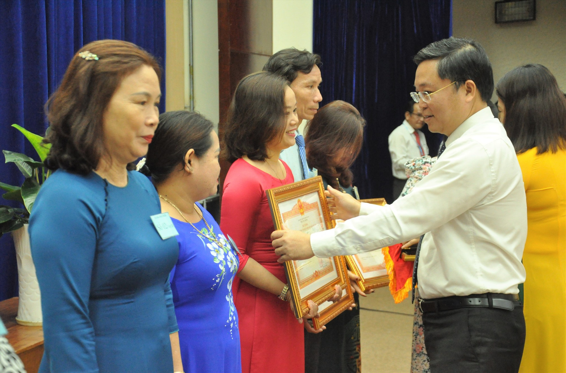 Chủ tịch UBND tỉnh Lê Trí Than trao Bằng khen của Thủ tướng Chính phủ cho các tập thể, cá nhân. Ảnh: X.P
