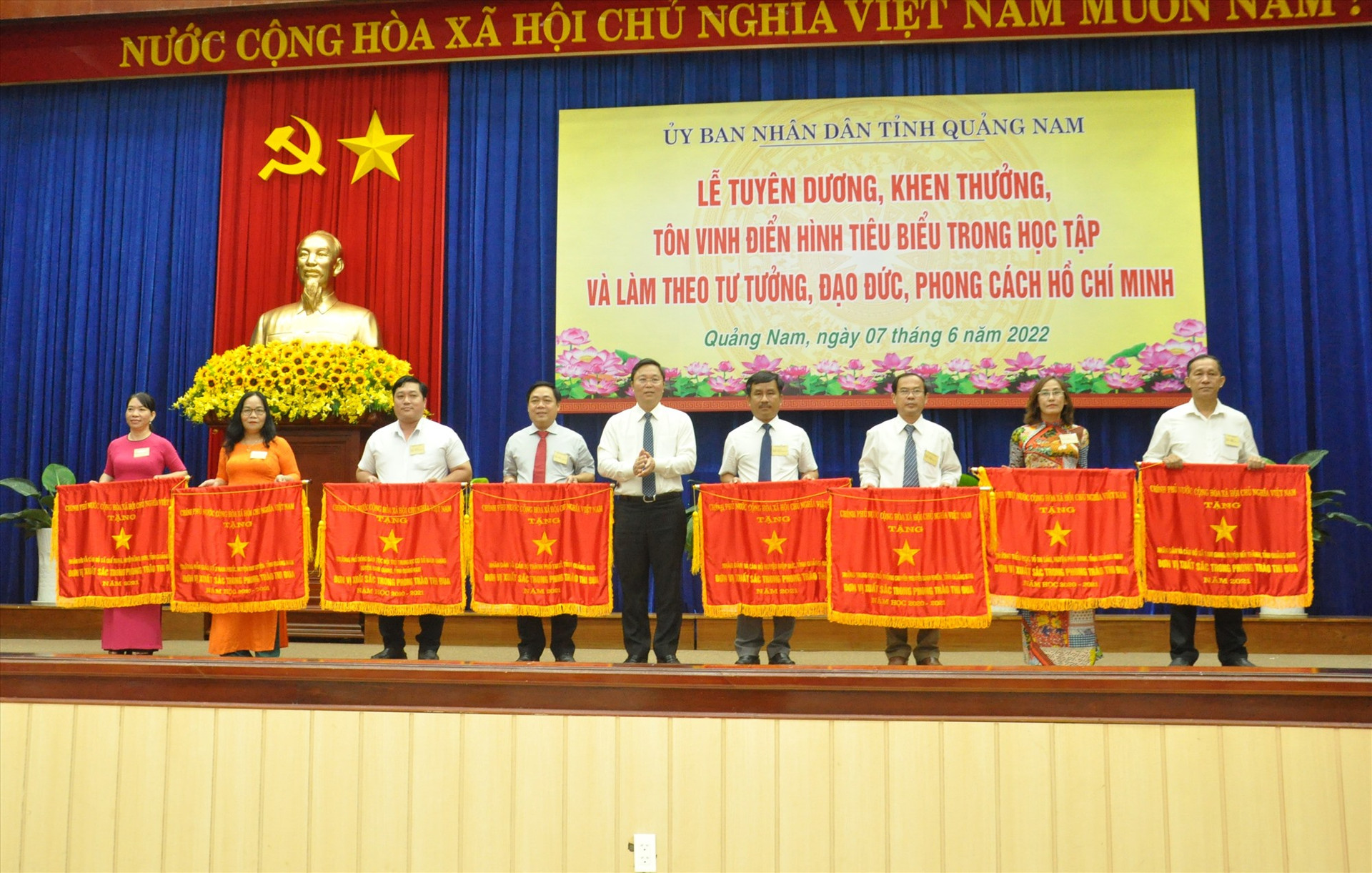 Chủ tịch UBND tỉnh Lê Trí Thanh trao cờ thi đua của Chính phủ cho các tập thể được tặng thưởng. Ảnh: X.P