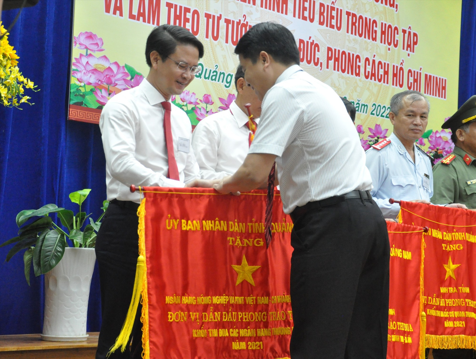 Phó Chu tịch UBND tỉnh Trần Văn Tân trao cờ thu đua của UBND tỉnh cho Ngân hàng NN&PTNT Quảng Nam. Ảnh: X.p