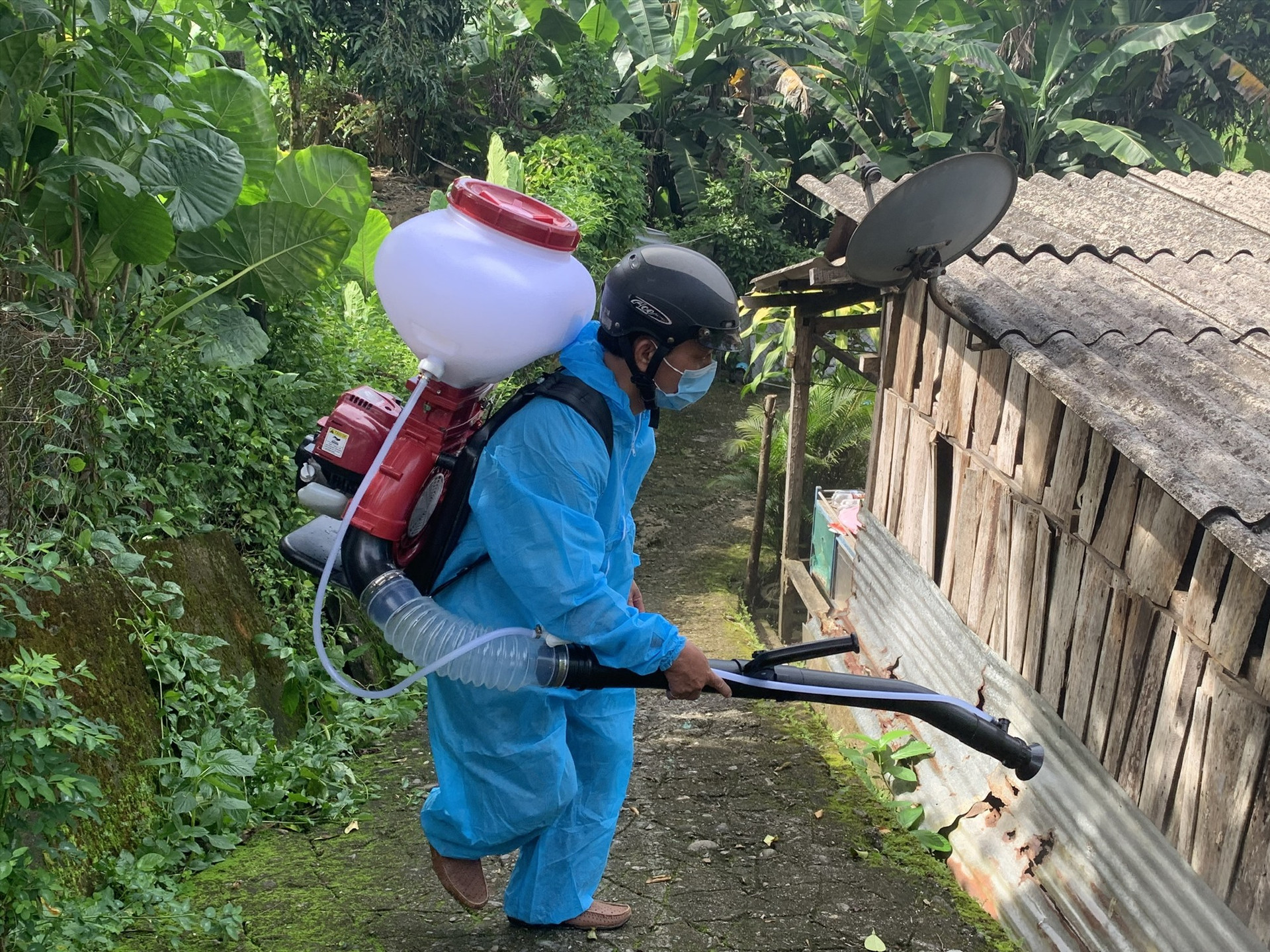 Cán bộ y tế huyện Bắc Trà My phun thuốc diệt muỗi tại các khu dân cư.
