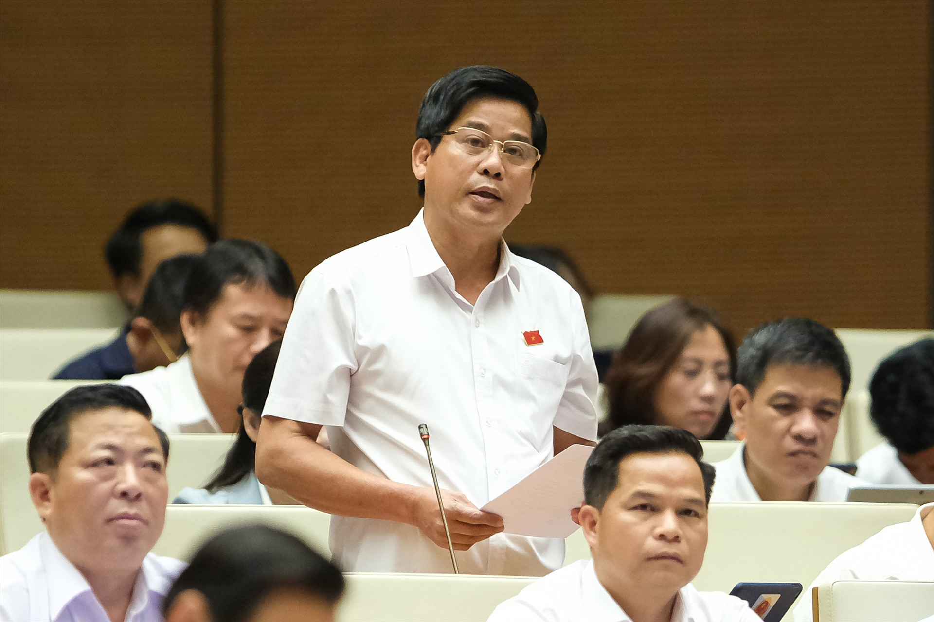 đại biểu Dương Văn Phước - Phó Trưởng đoàn Đại biểu Quốc hội tỉnh Quảng Nam chất vấn Bộ trưởng Bộ NN&PTNT