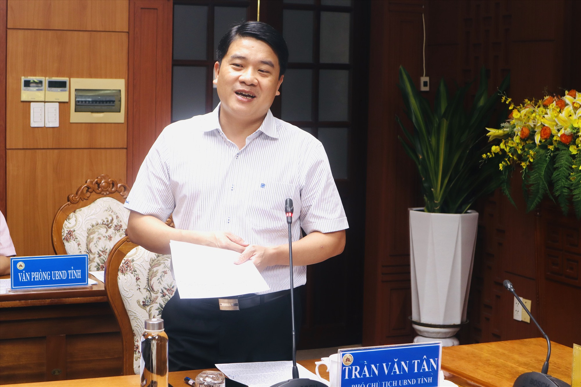 Phó Chủ tịch UBND tỉnh Trần Văn Tân góp ý tại cuộc họp. Ảnh: Q.T
