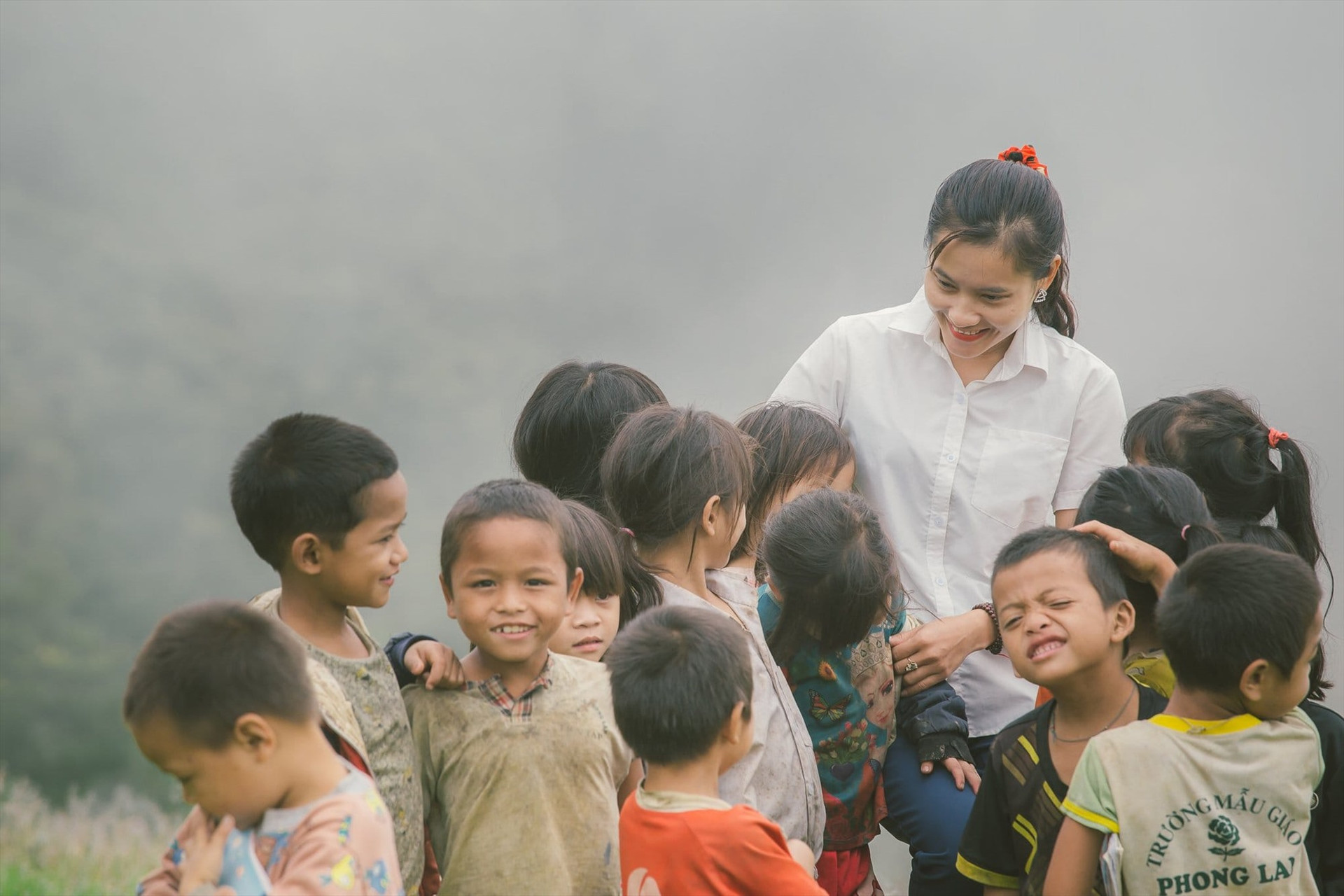 Cô giáo Trà Thị Thu trò chuyện cùng các em học sinh Trường Phổ thông dân tộc bán trú Tiểu học Trà Tập (Nam Trà My). Ảnh: NVCC