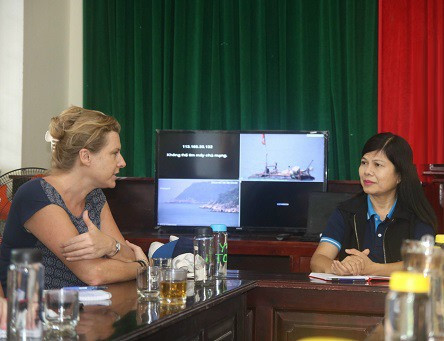 Bà Frédérique Horn - Tuỳ viên hợp tác và hoạt động Văn hoá của Đại sứ quán Pháp tại Việt Nam làm việc với Ban Quản lý khu bảo tồn bển Cù Lao Chàm. Ảnh: Q.H