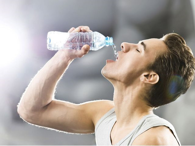 Uống nhiều nước tốt cho cơ thể vào mùa hè