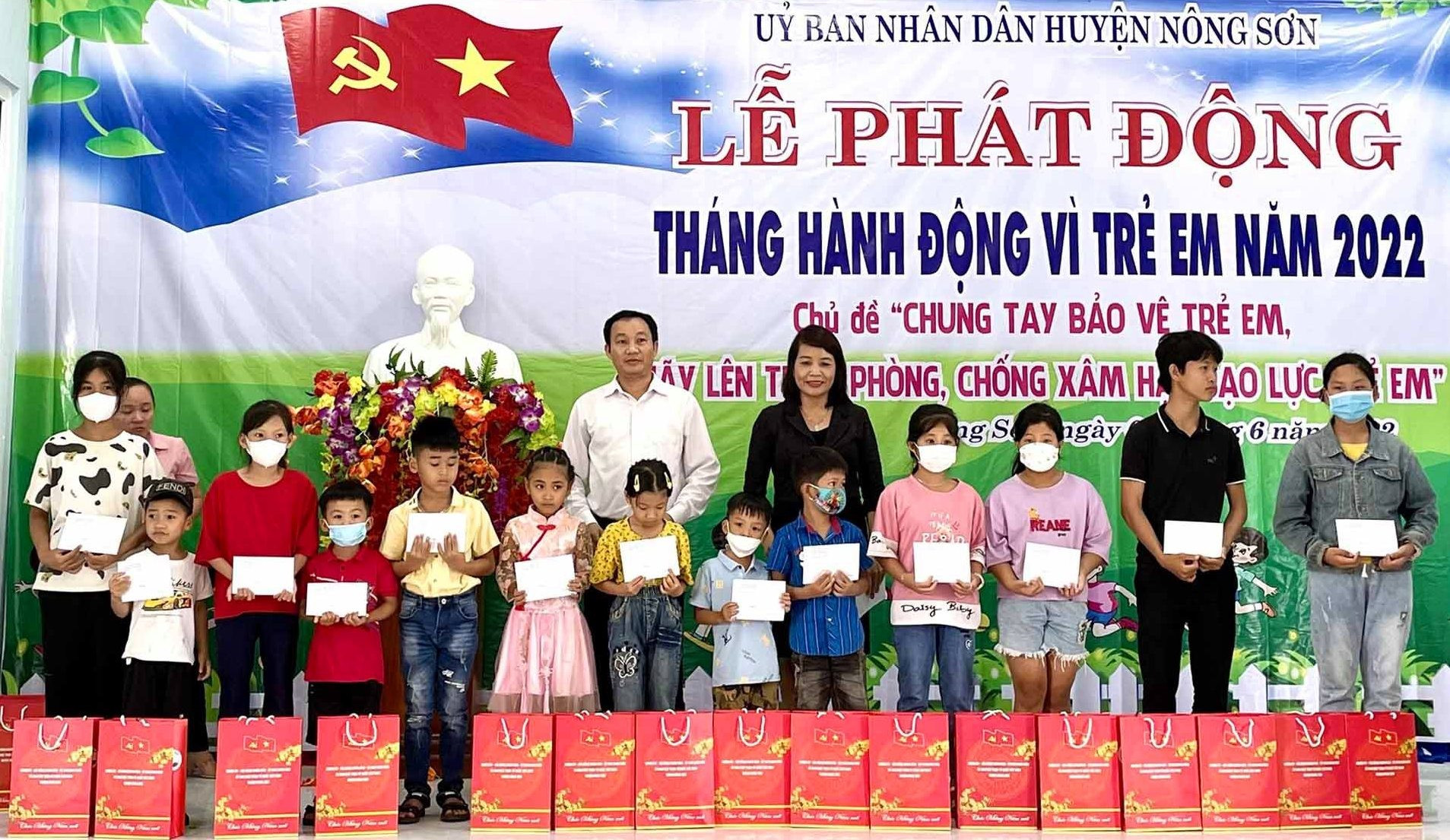 UBND huyện Nông Sơn tặng quà cho trẻ em có hoàn cảnh khó khăn tại xã Quế Lâm. Ảnh: TÂM THÔNG