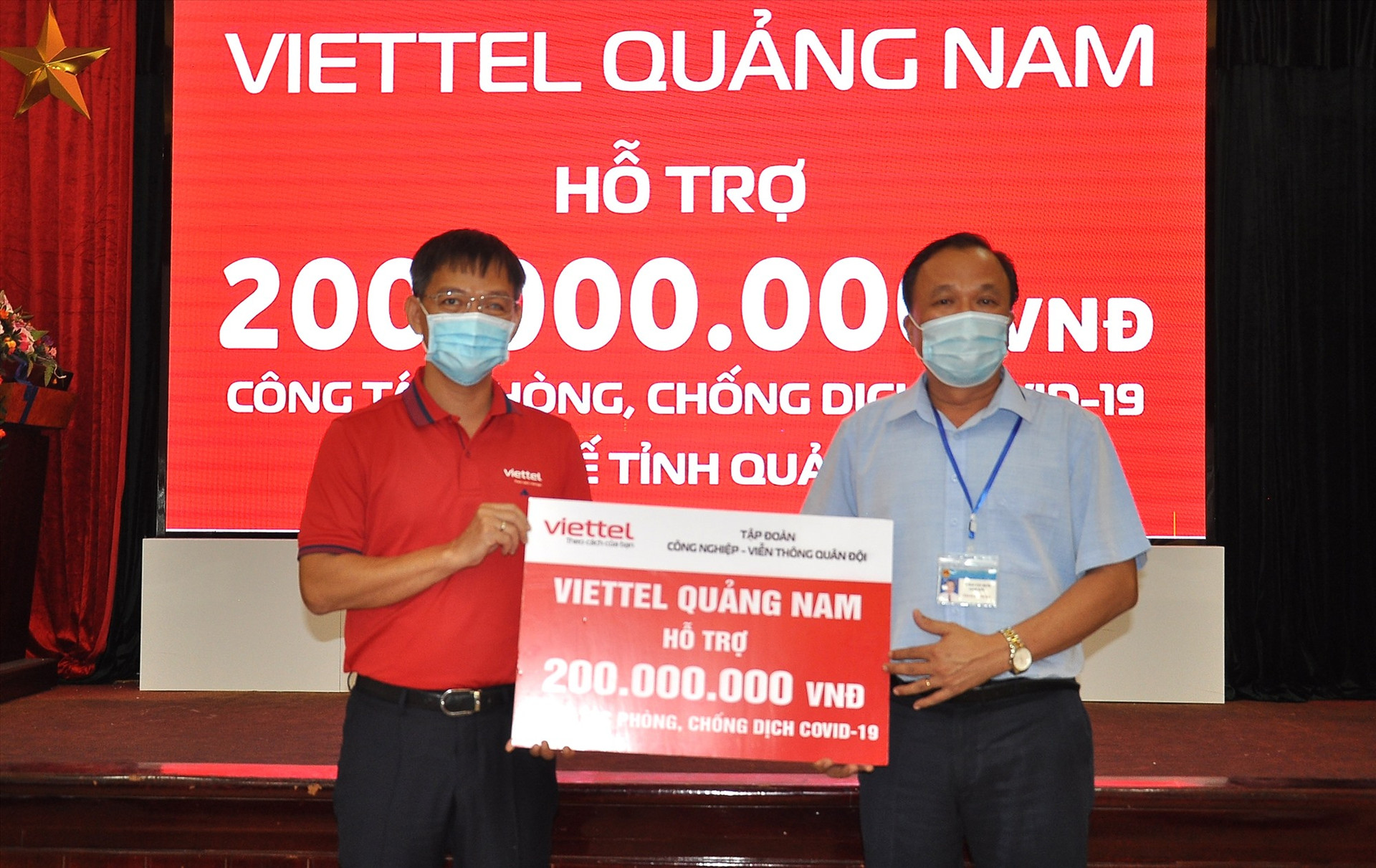 Viettel Quảng Nam trao 200 triệu đồng cho công tác phòng chống dịch Covid-19 thông qua Sở Y tế Quảng Nam. Ảnh: V.A