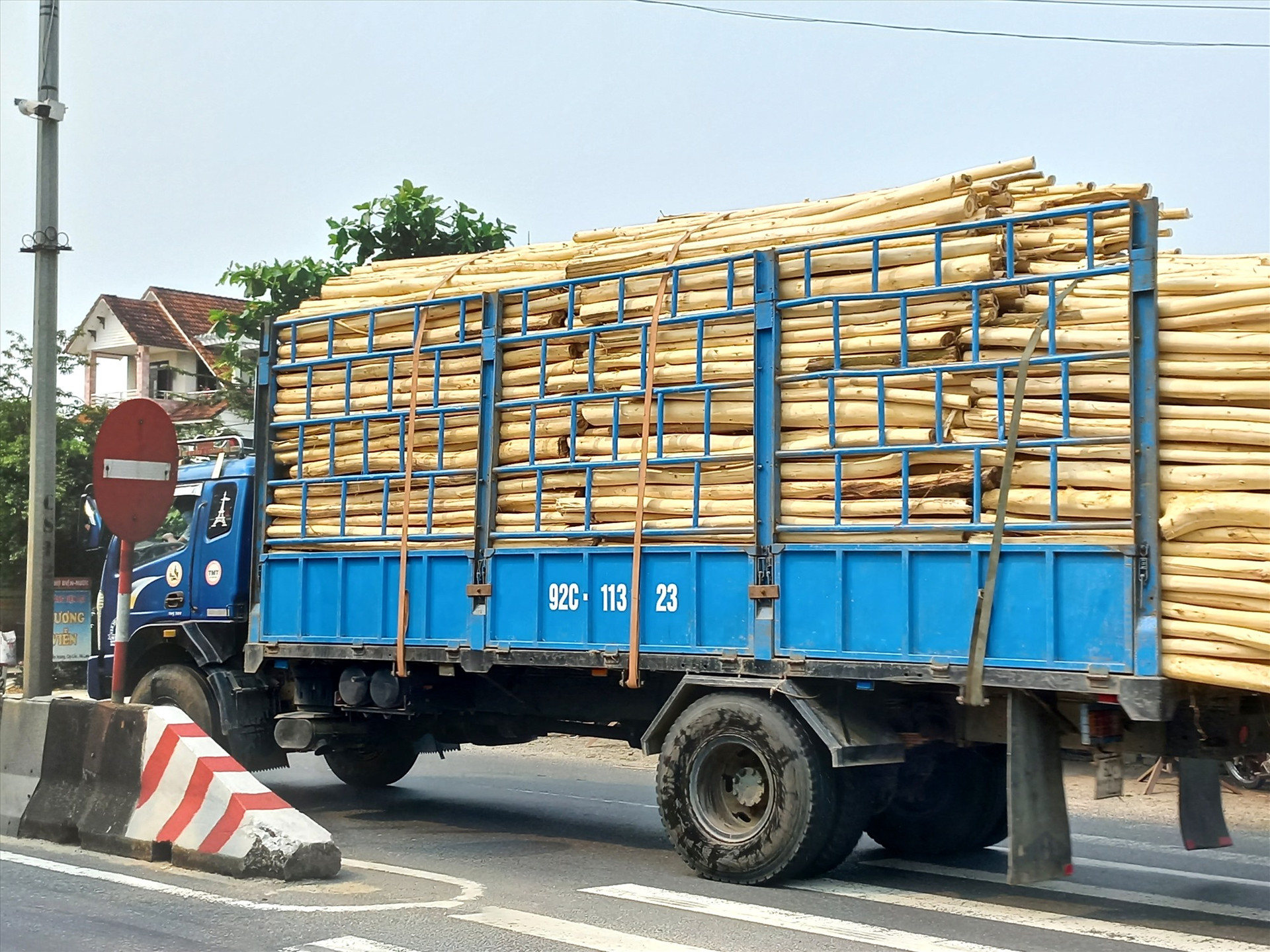 Xe tải chở keo quá kích thước thành, thùng chạy trên quốc lộ 1 qua Quảng Nam tiềm ẩn nguy cơ gây tai nạn giao thông. Ảnh: SC