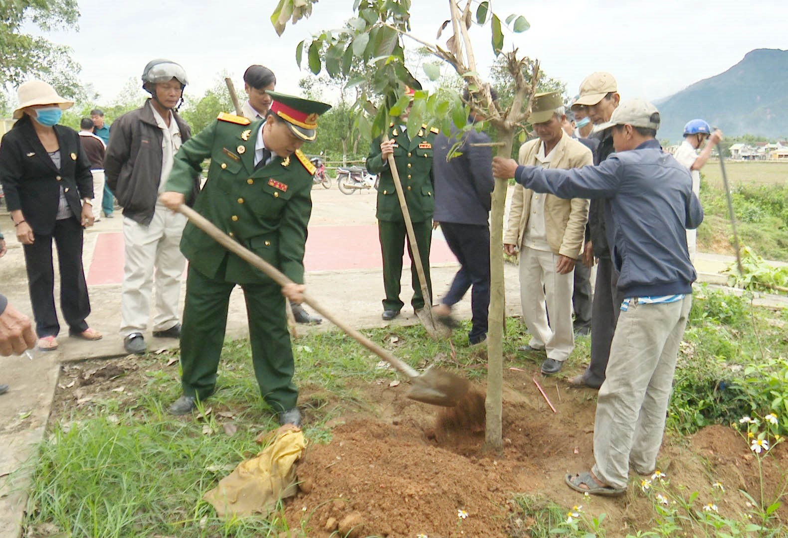 Cựu chiến binh Đại Lộc tham gia trồng cây xanh. Ảnh: N.DUY