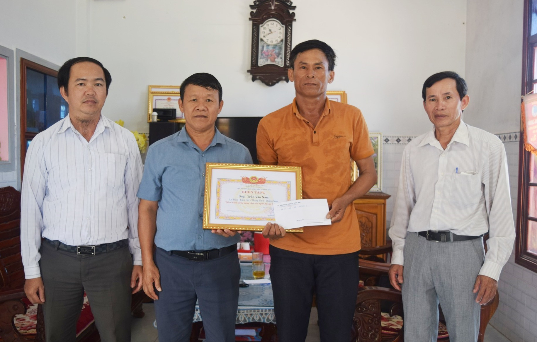 Lãnh đạo xã Bình Hải đã đến thăm, động viên ông Trần Văn Nam vì đã có hành động dũng cảm cứu người bị nạn trên biển