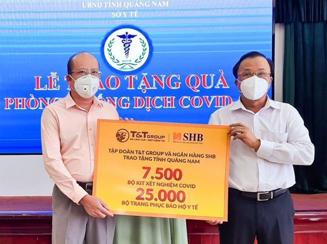 Đại diện Tập đoàn T&Ttrao tặng thiết bị y tế cho đại diện tỉnh Quảng Nam