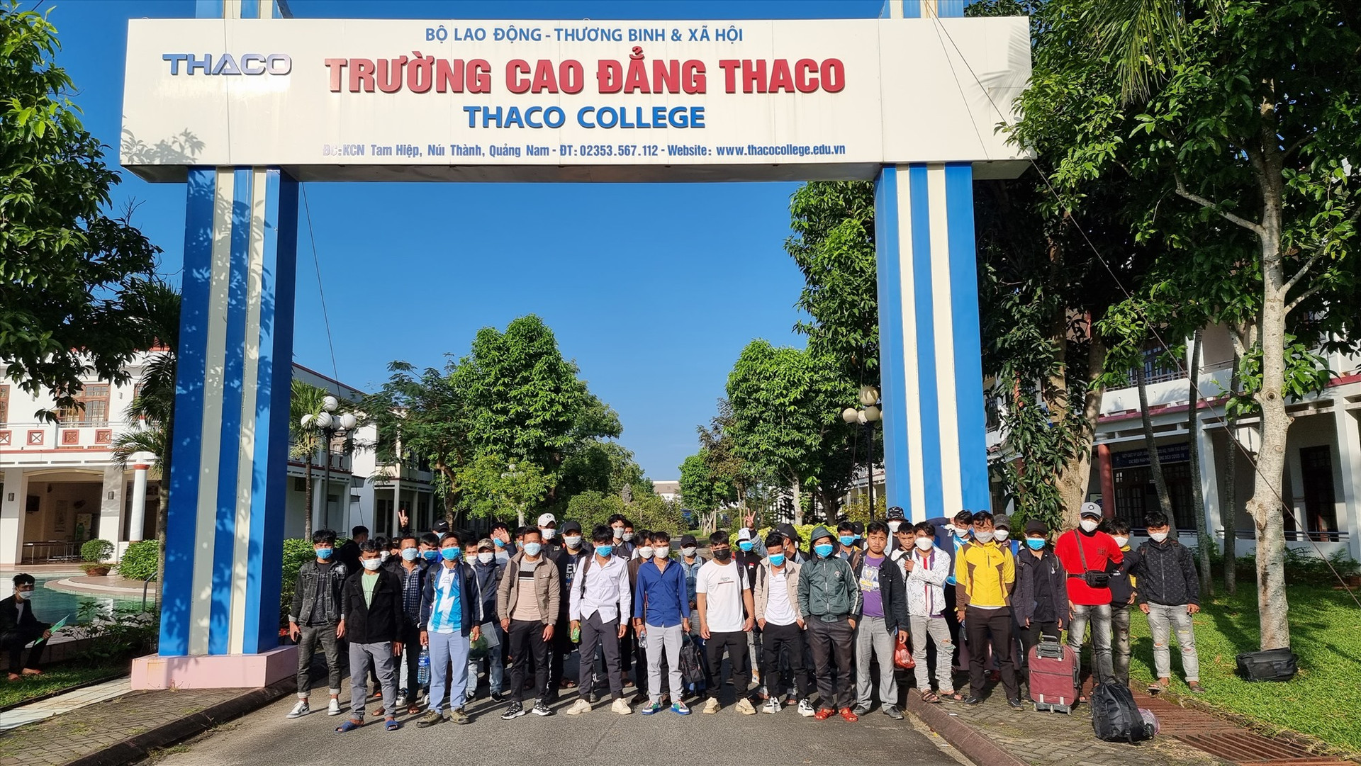 Các học viên huyện Tây Giang trong ngày đầu đến học tập tại Trường Cao đẳng THACO.
