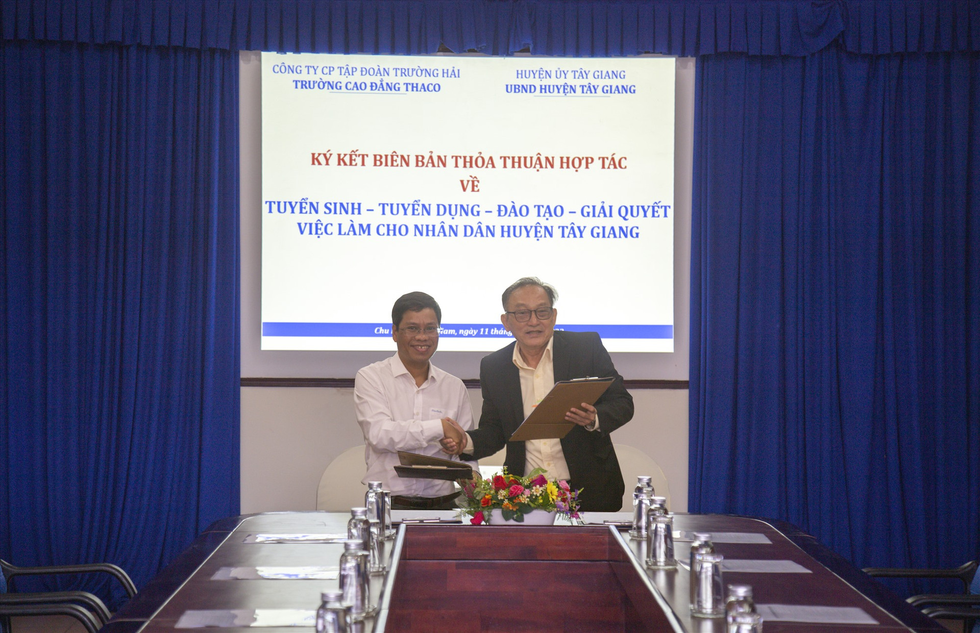Lãnh đạo Trường CĐ THACO và lãnh đạo huyện Tây Giang ký kết Biên bản thỏa thuận hợp tác về tuyển sinh, tuyển dụng lao động huyện Tây Giang.