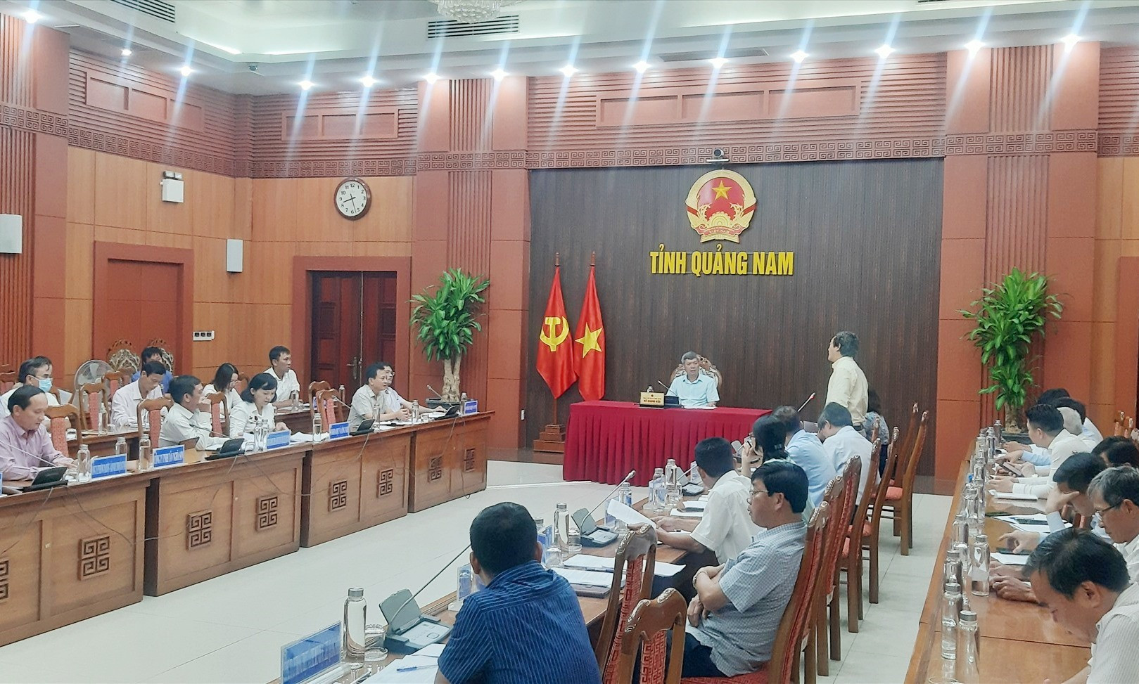 Phó Chủ tịch UBND tỉnh Hồ Quang Bửu chủ trì cuộc họp sáng nay 9.6. Ảnh: V.S