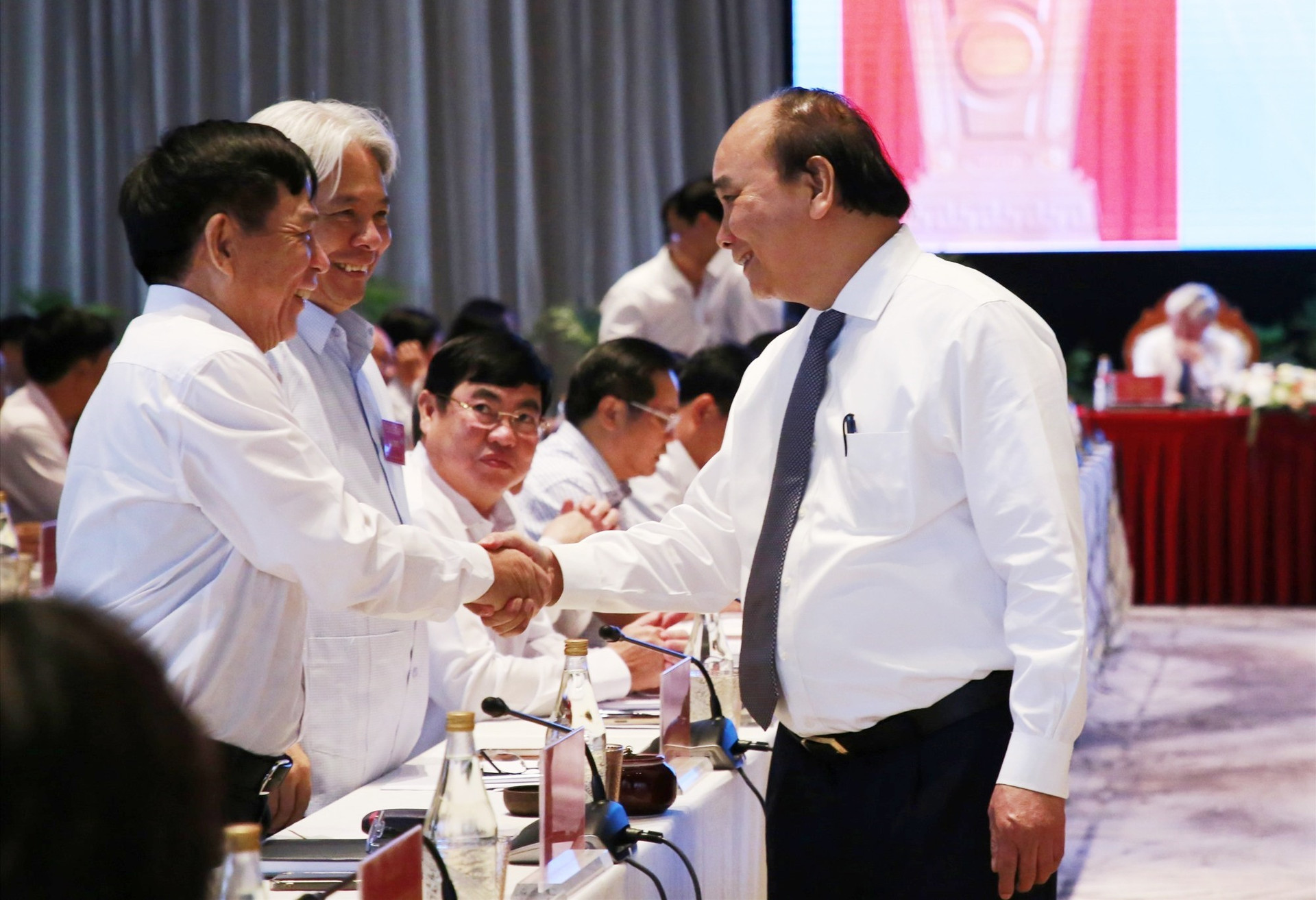 Chủ tịch nước Nguyễn Xuân Phúc thăm hỏi các đại biểu dự hội nghị. Ảnh: C.Đ