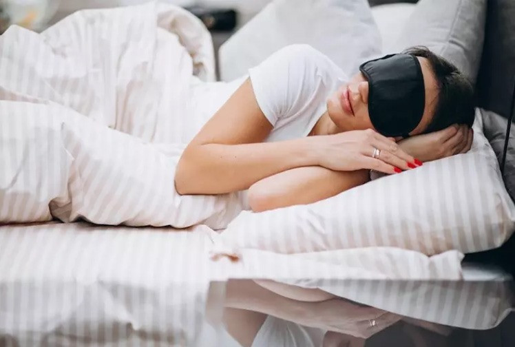 Người trưởng thành nên cố gắng ngủ đủ từ 7 - 9 tiếng mỗi ngày (Ảnh minh họa)
