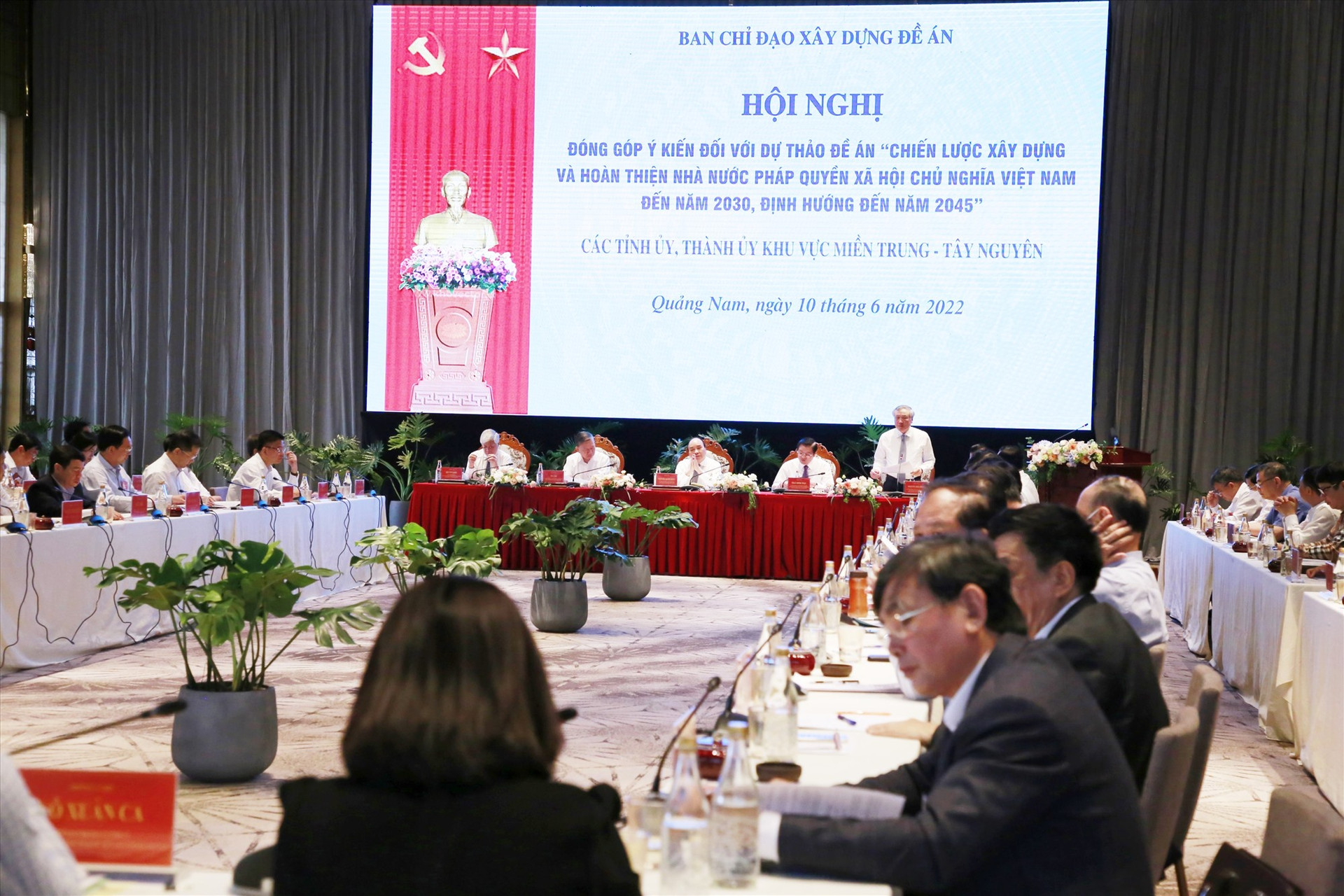 Chủ trì điều hành thảo luận, góp ý vào dự thảo Đề án“Chiến lược xây dựng và hoàn thiện Nhà nước pháp quyền XHCN Việt Nam đến năm 2030, định hướng đến năm 2045”. Ảnh: C.Đ