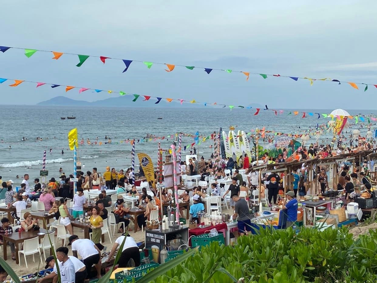 Hàng nghìn du khách đã tham gia lễ hội biển An Bàng. Ảnh: V.L