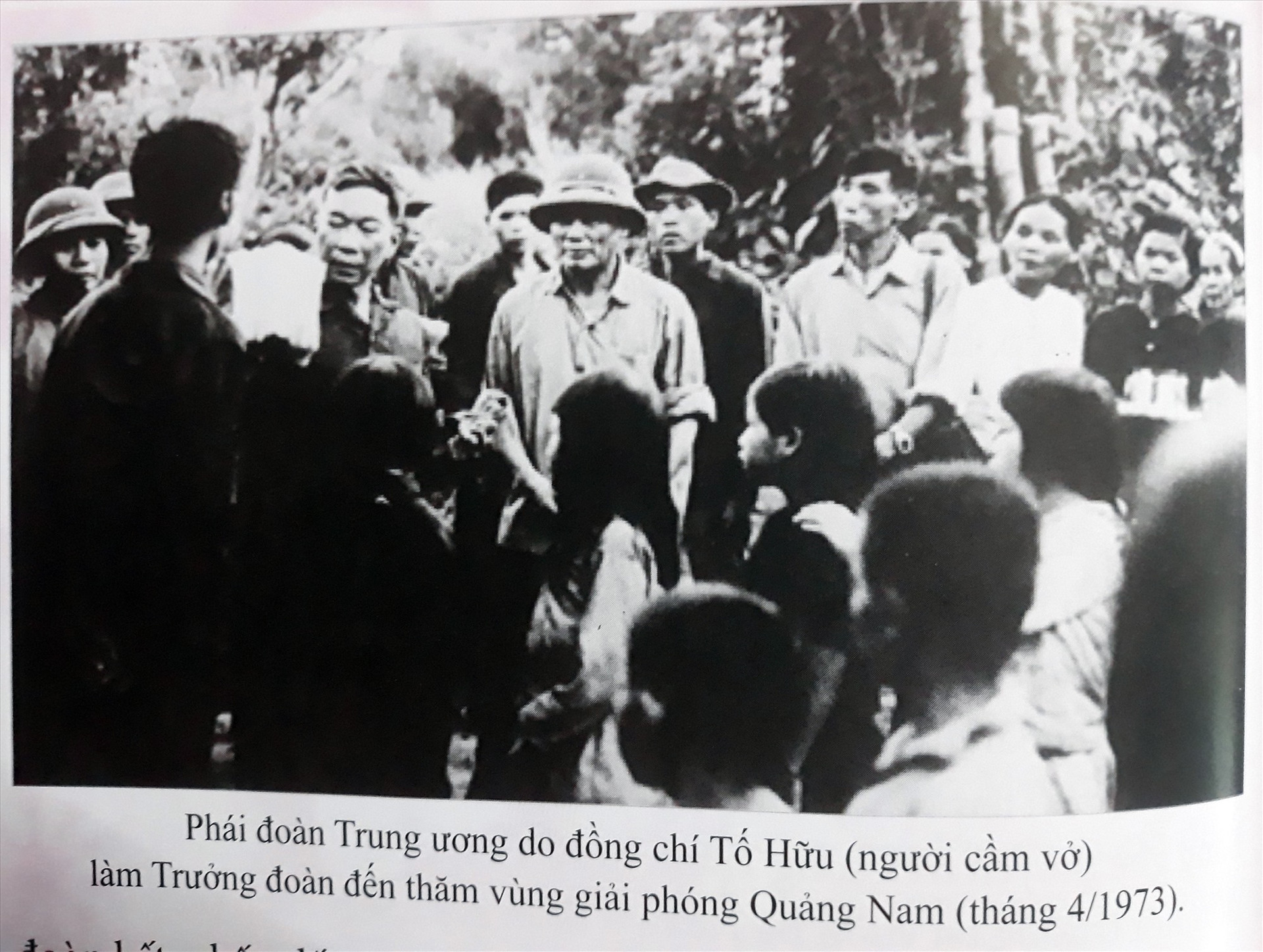 Ảnh tư liệu phái đoàn Trung ương do đồng chí Tố Hữu dẫn đầu đến thăm vùng giải phóng ở Hiệp Đức, Quảng Nam 4/1973