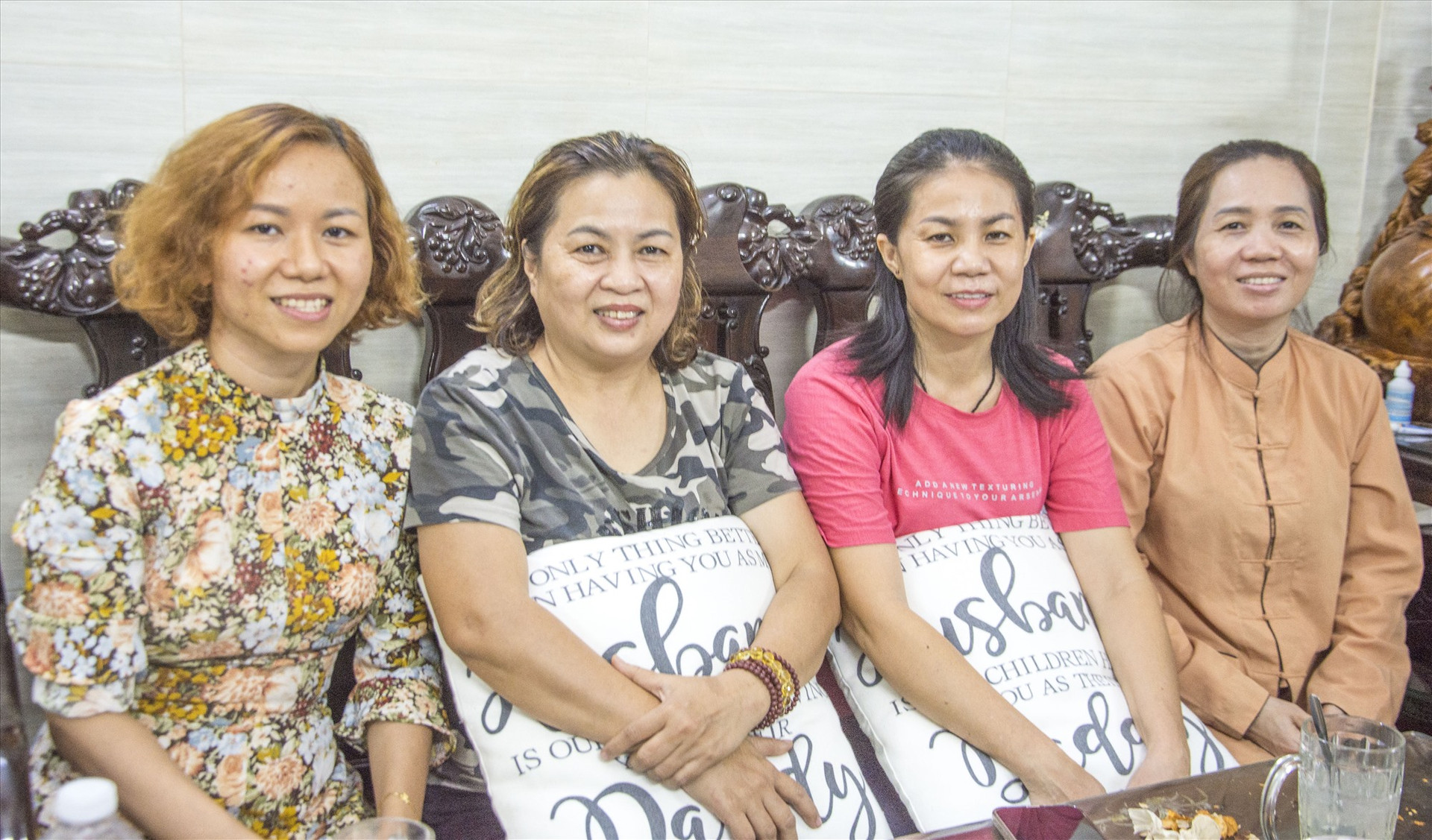 Bà Nguyễn Thị Hoài An (thứ 2 từ trái sang) và chị em trong nhóm từ thiện nguyện. Ảnh: VĂN CHƯƠNG