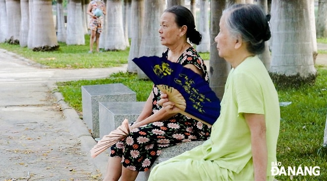 2 cụ bà chọn công viên 29-3 làm nơi tránh nóng
