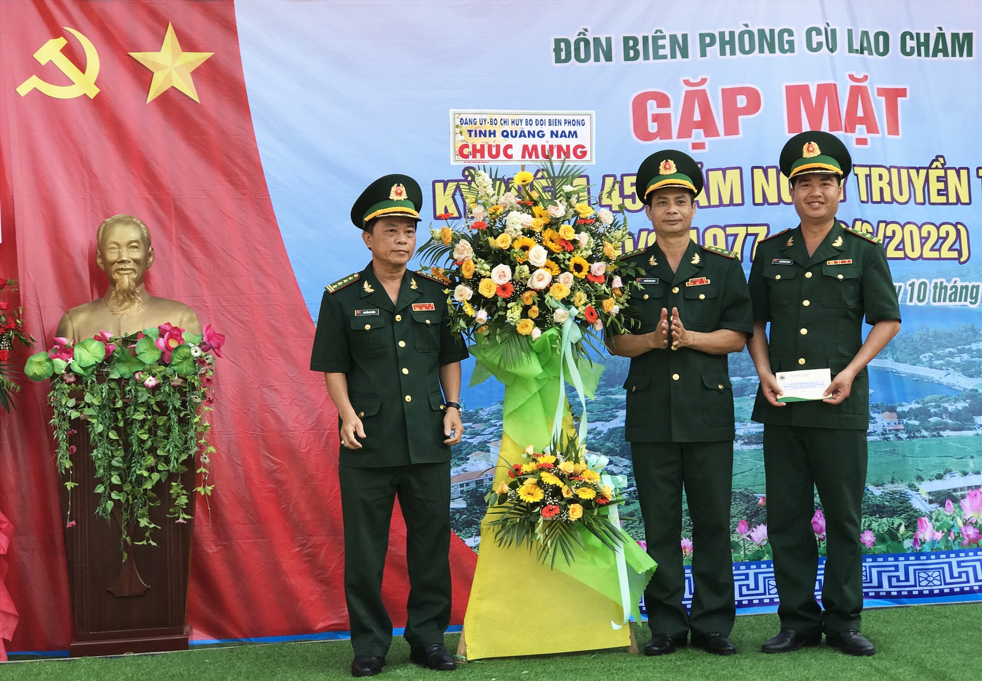Đại tá Nguyễn Bá Thông chỉ huy trưởng Bộ đội Biên phòng tỉnh tặng hoa chúc mừng.