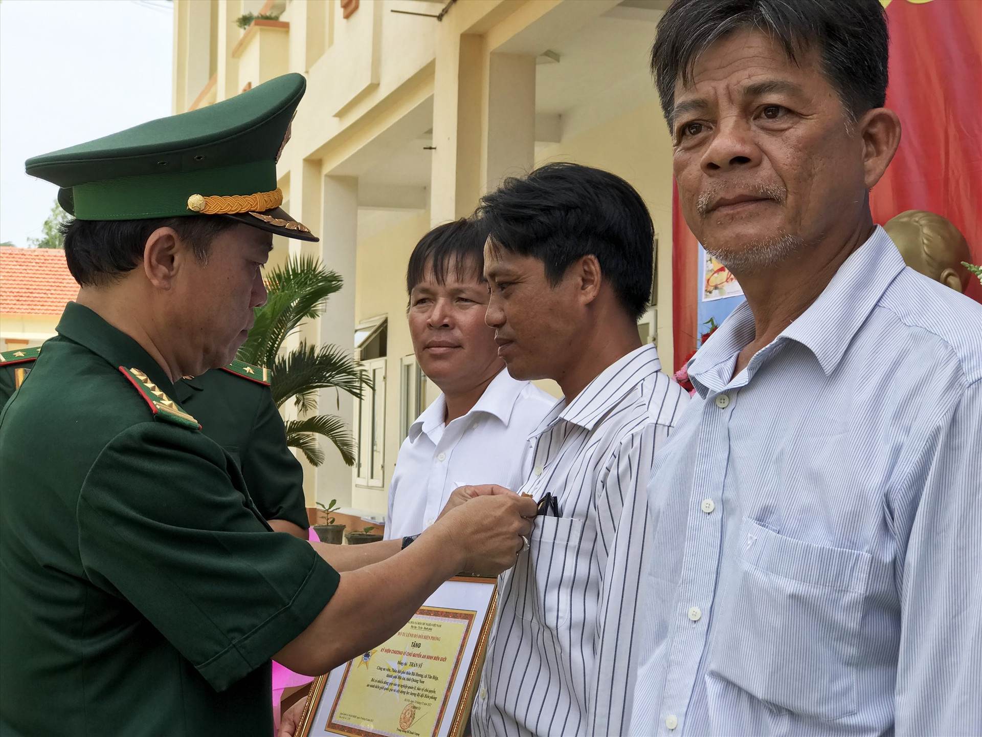 thừa ủy quyền của Bộ quốc phòng, Đại tá Nguyễn Bá Thông chỉ huy trưởng Bộ đội Biên phòng tỉnh trao tặng bằng khen và kỉ niệm chương cho cán bộ và người dân xã đảo.