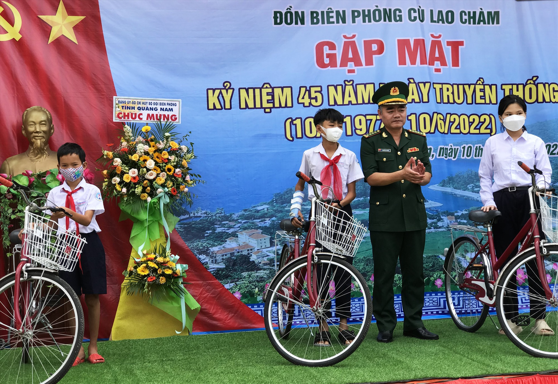 Tặng xe đạp cho học sinh nghèo xã đảo